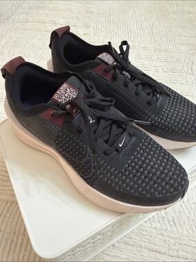 Nike Women’s Black Knit Running Sneakers with Light Pink Midsole
